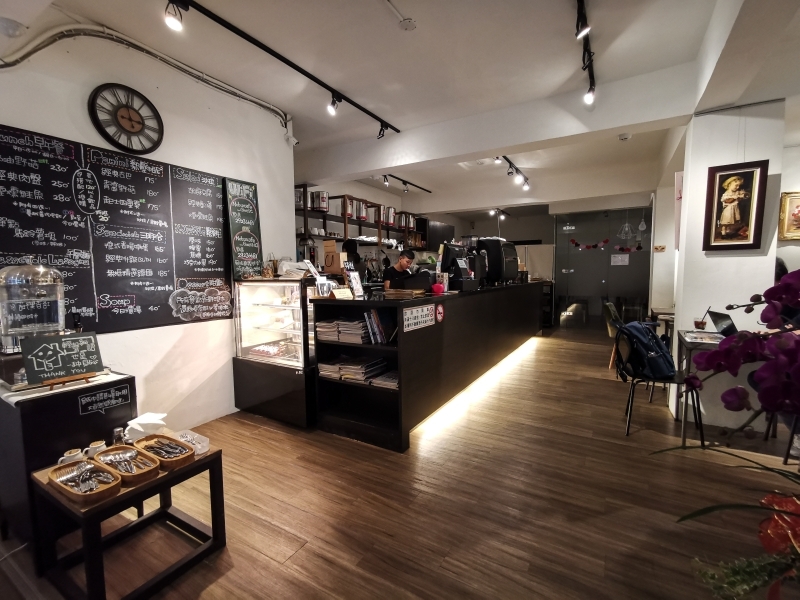 跳躍的宅男 - 無框咖啡Nobox cafe-永和不限時咖啡廳 有插座WIFI  空間寬敞舒服安靜