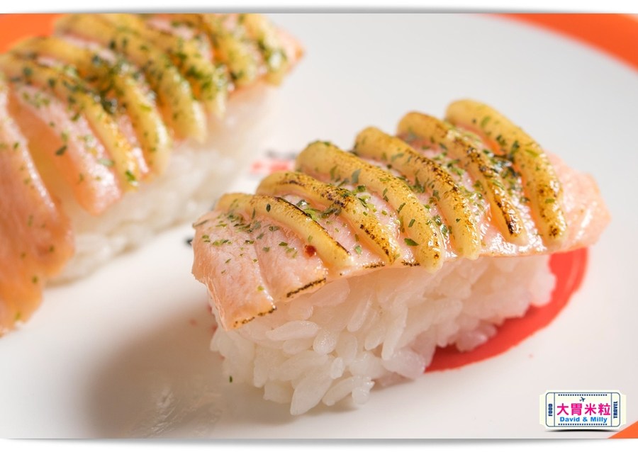 新幹線列車,現點現做直達桌邊,高雄左營,御壽司,迴轉壽司每盤30元起,享受握壽司.丼飯.壽喜燒,天婦羅,這裡通通有 - 大胃米粒 DAVID & MILLY