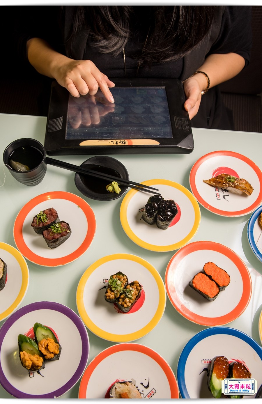 新幹線列車,現點現做直達桌邊,高雄左營,御壽司,迴轉壽司每盤30元起,享受握壽司.丼飯.壽喜燒,天婦羅,這裡通通有 - 大胃米粒 DAVID & MILLY