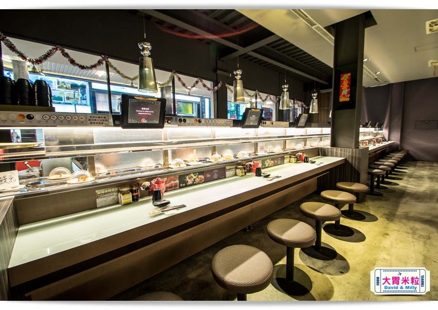 新幹線列車,現點現做直達桌邊,高雄左營,御壽司,迴轉壽司每盤30元起,享受握壽司.丼飯.壽喜燒,天婦羅,這裡通通有 - 大胃米粒 DAVID & MILLY