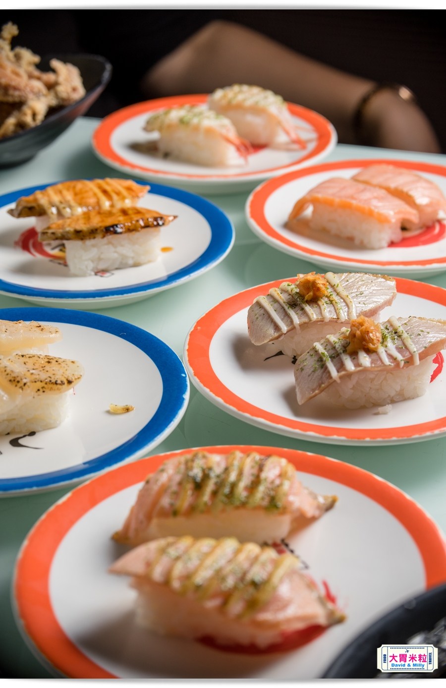 新幹線列車,現點現做直達桌邊,高雄左營,御壽司,迴轉壽司每盤30元起,享受握壽司.丼飯.壽喜燒,天婦羅,這裡通通有 - 大胃米粒 DAVID & MILLY