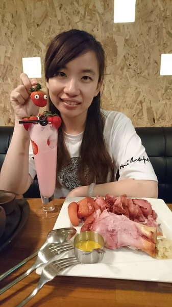 Lion 義式餐酒館-浮誇系調酒：《愛評體驗券》高雄~Lion 義式餐酒館 超浮誇系調酒~視覺味覺最佳饗宴~IG拍照熱點~