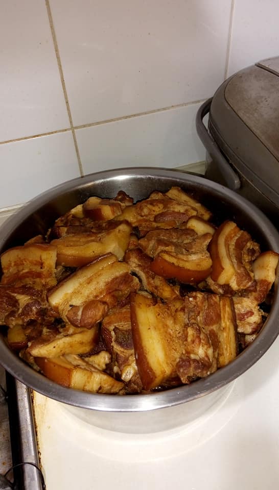 (桃園市美食名攤競賽超值美食獎得主)小小的刈包有滿滿的執著與學問，從手工特製麵皮、橄欖油酸菜、特調花生粉到家傳爌肉，每一個細節都馬虎不得，也因此造就了以家傳爌肉為主軸的人氣刈包.堅持現做的好滋味