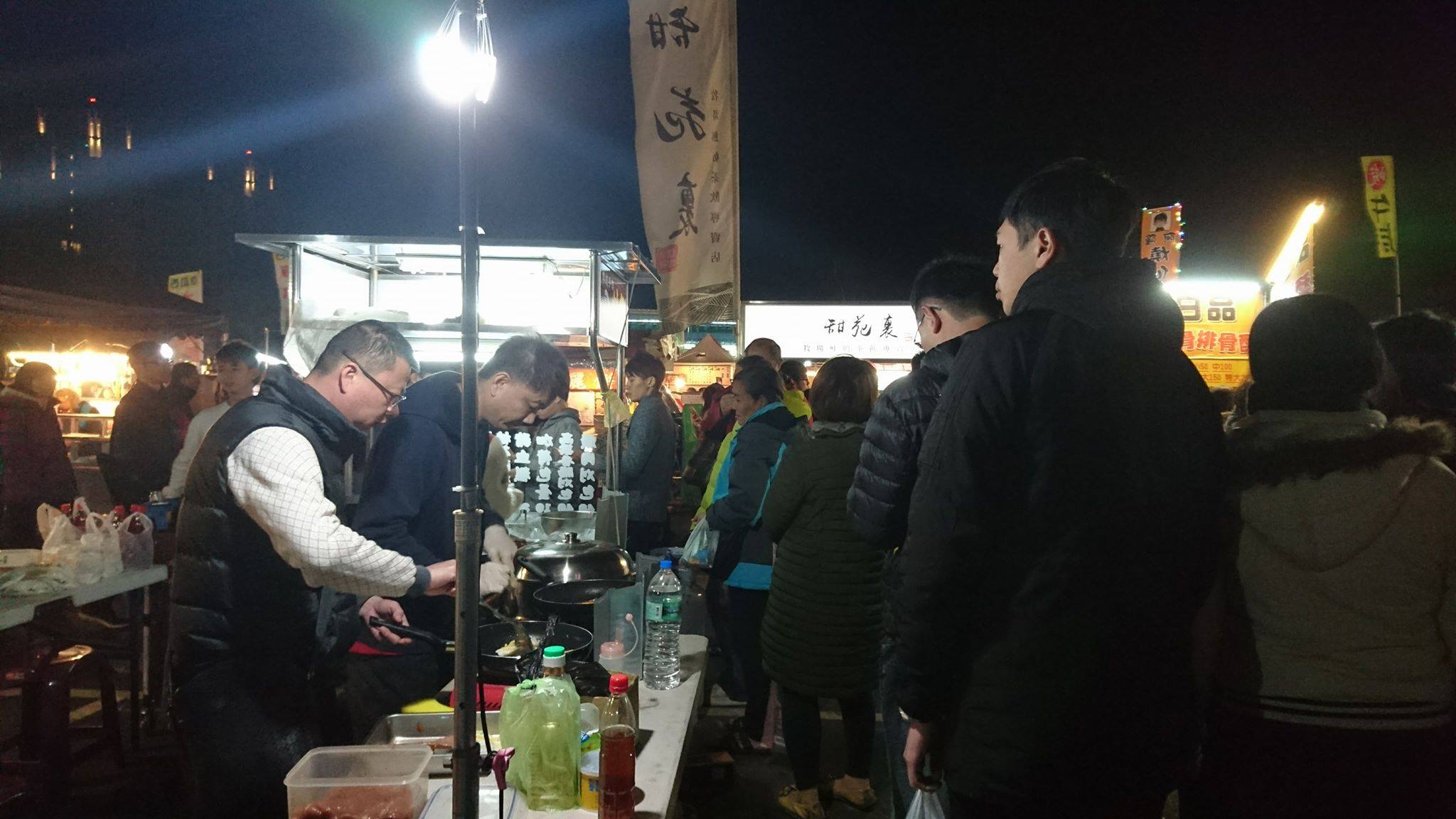 (桃園市美食名攤競賽超值美食獎得主)小小的刈包有滿滿的執著與學問，從手工特製麵皮、橄欖油酸菜、特調花生粉到家傳爌肉，每一個細節都馬虎不得，也因此造就了以家傳爌肉為主軸的人氣刈包.堅持現做的好滋味