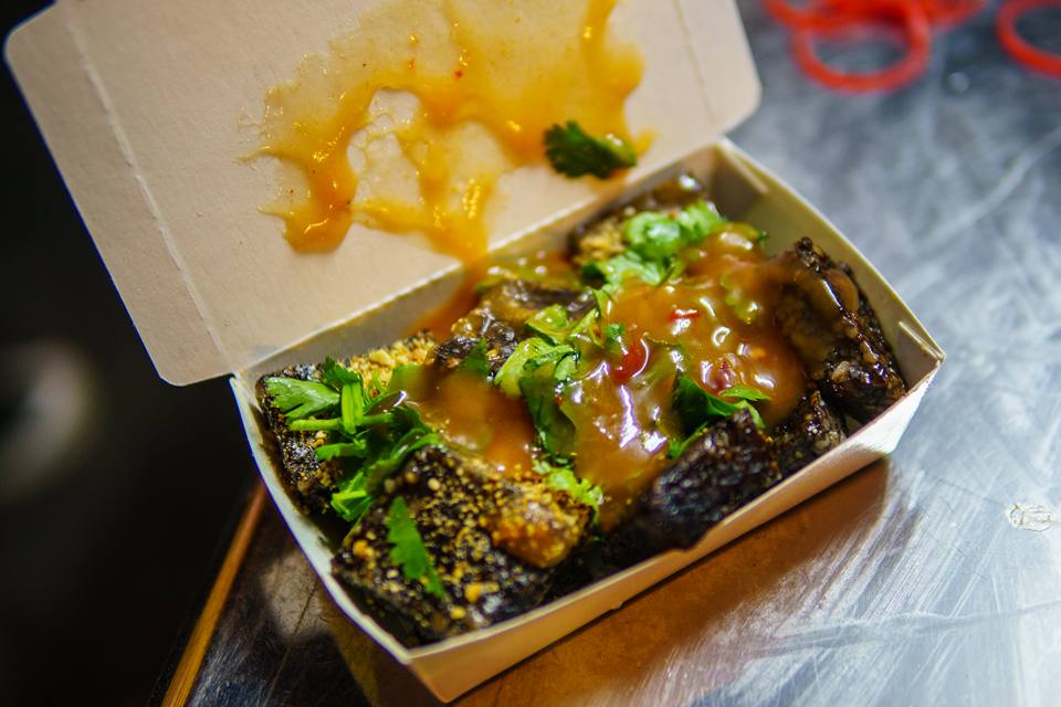 (桃園市美食名攤競賽超值美食獎得主)小小的刈包有滿滿的執著與學問，從手工特製麵皮、橄欖油酸菜、特調花生粉到家傳爌肉，每一個細節都馬虎不得，也因此造就了以家傳爌肉為主軸的人氣刈包.堅持現做的好滋味