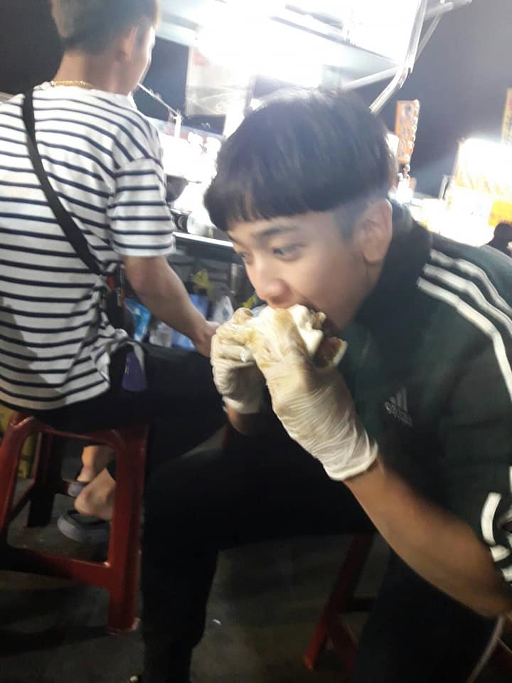 (桃園市美食名攤競賽超值美食獎得主)小小的刈包有滿滿的執著與學問，從手工特製麵皮、橄欖油酸菜、特調花生粉到家傳爌肉，每一個細節都馬虎不得，也因此造就了以家傳爌肉為主軸的人氣刈包.堅持現做的好滋味