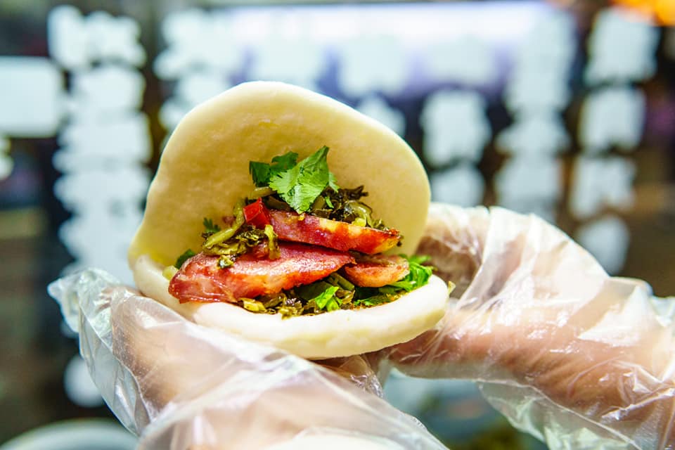 (桃園市美食名攤競賽超值美食獎得主)小小的刈包有滿滿的執著與學問，從手工特製麵皮、橄欖油酸菜、特調花生粉到家傳爌肉，每一個細節都馬虎不得，也因此造就了以家傳爌肉為主軸的人氣刈包.堅持現做的好滋味