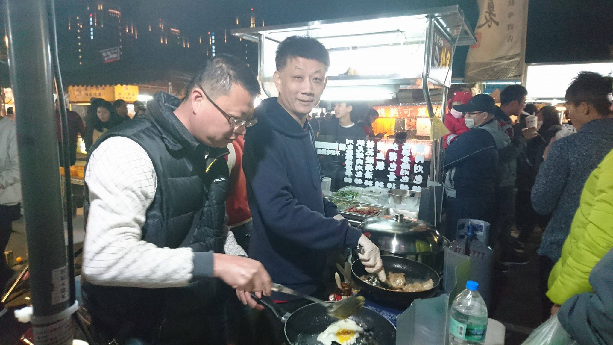 (桃園市美食名攤競賽超值美食獎得主)小小的刈包有滿滿的執著與學問，從手工特製麵皮、橄欖油酸菜、特調花生粉到家傳爌肉，每一個細節都馬虎不得，也因此造就了以家傳爌肉為主軸的人氣刈包.堅持現做的好滋味