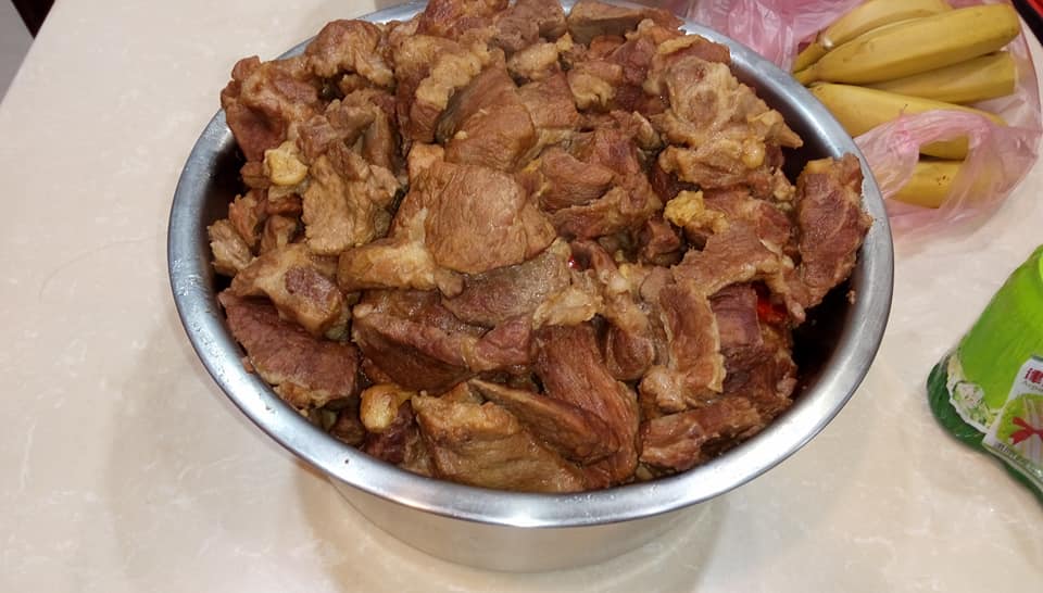 (桃園市美食名攤競賽超值美食獎得主)小小的刈包有滿滿的執著與學問，從手工特製麵皮、橄欖油酸菜、特調花生粉到家傳爌肉，每一個細節都馬虎不得，也因此造就了以家傳爌肉為主軸的人氣刈包.堅持現做的好滋味