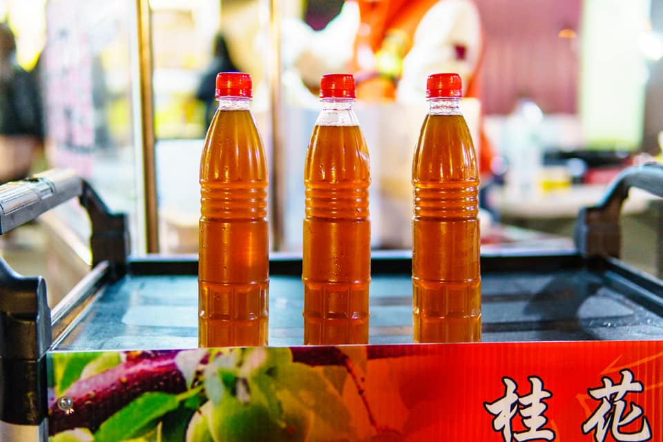 (桃園市美食名攤競賽超值美食獎得主)小小的刈包有滿滿的執著與學問，從手工特製麵皮、橄欖油酸菜、特調花生粉到家傳爌肉，每一個細節都馬虎不得，也因此造就了以家傳爌肉為主軸的人氣刈包.堅持現做的好滋味