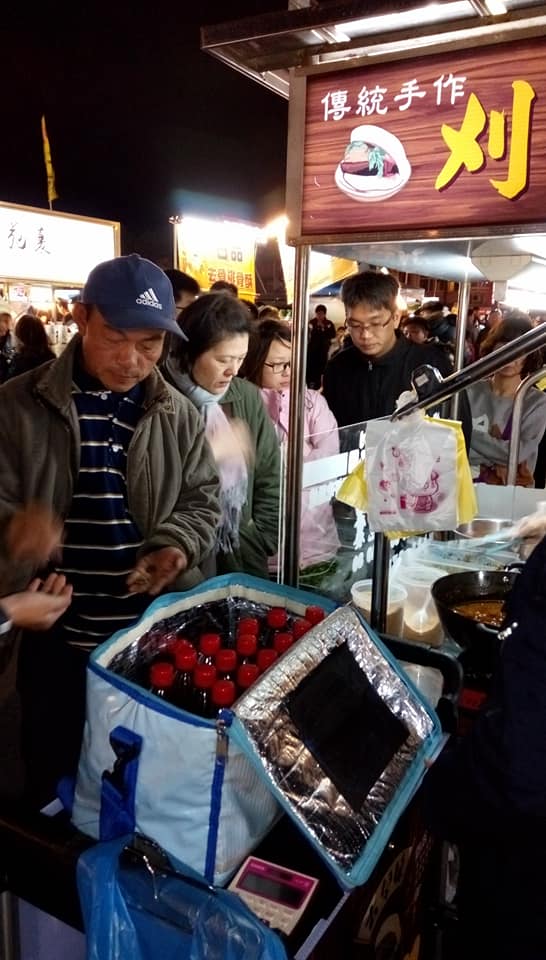 (桃園市美食名攤競賽超值美食獎得主)小小的刈包有滿滿的執著與學問，從手工特製麵皮、橄欖油酸菜、特調花生粉到家傳爌肉，每一個細節都馬虎不得，也因此造就了以家傳爌肉為主軸的人氣刈包.堅持現做的好滋味