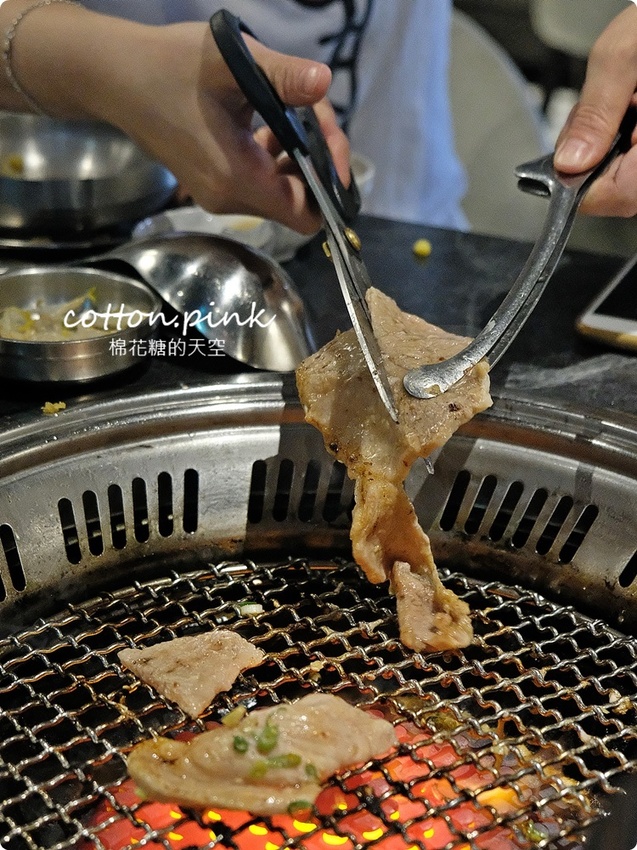 台中中科排隊燒肉店樓上也有好料韓式燒肉！拉拉廚房燒肉套餐搭配部隊鍋、石鍋拌飯超彭派！