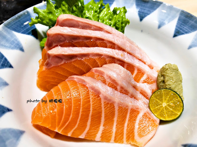 【台中 沙鹿】忍者壽司🍣🍤🍥海線巷弄美食，位在彩繪街旁，平價、好吃，尤其炙燒忍者鮭魚壽司，深得我心💓吃多完全不心痛，根本CP爆表，三五好友到這小聚也非常棒👍👍👍