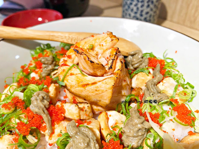 【台中 沙鹿】忍者壽司🍣🍤🍥海線巷弄美食，位在彩繪街旁，平價、好吃，尤其炙燒忍者鮭魚壽司，深得我心💓吃多完全不心痛，根本CP爆表，三五好友到這小聚也非常棒👍👍👍