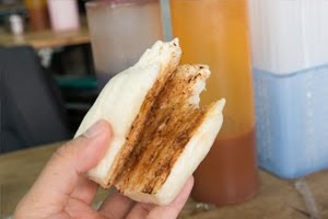 【小琉球│洪媽媽早餐】小琉球限定經典美味，酥炸黃金粿、爆漿賓士包，沒吃到一定後悔！