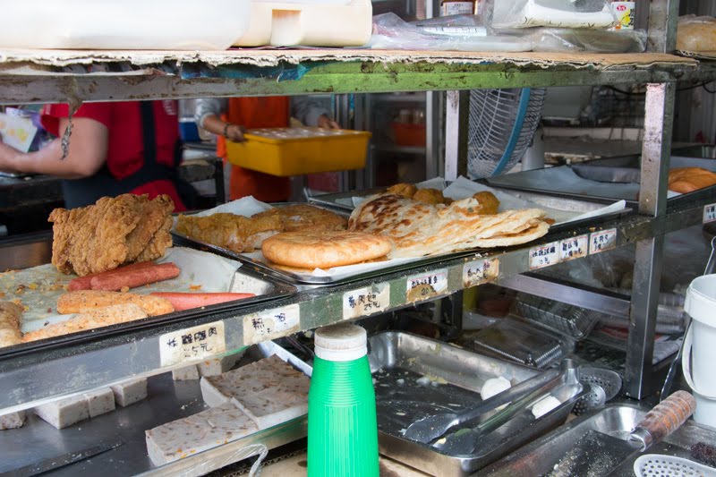 【小琉球│洪媽媽早餐】小琉球限定經典美味，酥炸黃金粿、爆漿賓士包，沒吃到一定後悔！