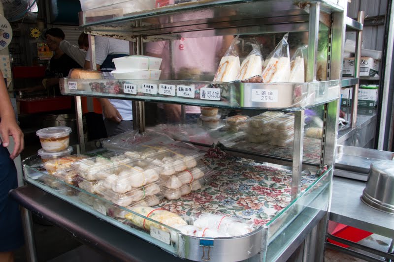 【小琉球│洪媽媽早餐】小琉球限定經典美味，酥炸黃金粿、爆漿賓士包，沒吃到一定後悔！