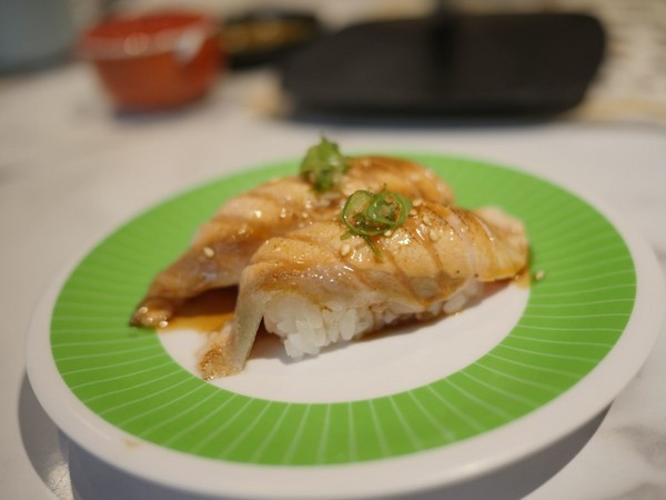 海壽司(微風松高店)：【食記】台北信義迴轉壽司-海壽司微風松高店 Hi Sushi@市府轉運站 : 平實的堅持, 新鮮健康不打折, 講究食材與用餐體驗的迴轉壽司