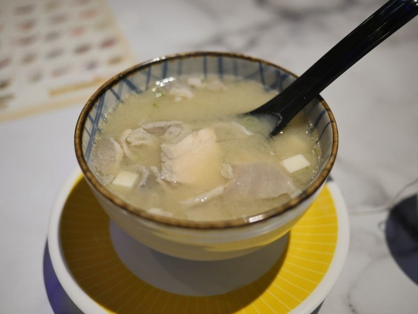 海壽司(微風松高店)：【食記】台北信義迴轉壽司-海壽司微風松高店 Hi Sushi@市府轉運站 : 平實的堅持, 新鮮健康不打折, 講究食材與用餐體驗的迴轉壽司