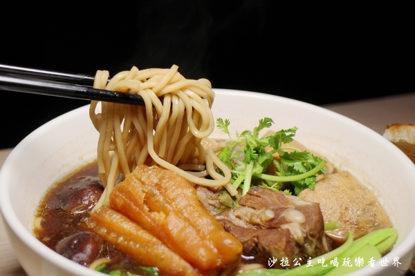 MB white coffee(忠孝店):東區美食/南洋料理『MB white coffee』海南雞飯/菠蘿油/印度拉茶/東區216巷/下午茶/捷運忠孝敦化站