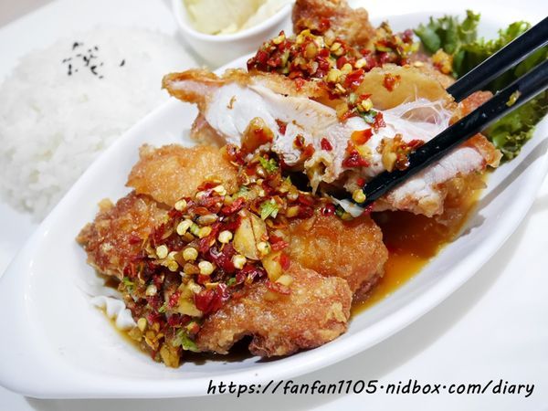 【東區美食】MB white coffee #南洋料理 #咖椰牛油燒麵包 #檳城蝦麵 #椒麻雞飯 #月亮蝦餅 #恐龍巧克力 #三色奶茶 (19).JPG