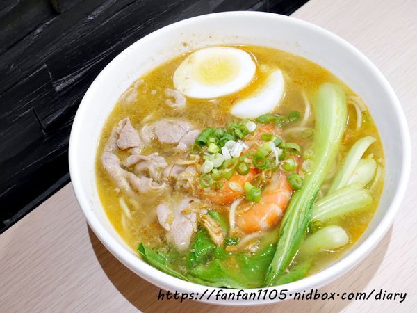 【東區美食】MB white coffee #南洋料理 #咖椰牛油燒麵包 #檳城蝦麵 #椒麻雞飯 #月亮蝦餅 #恐龍巧克力 #三色奶茶 (8).JPG