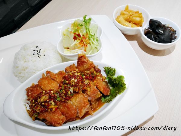 【東區美食】MB white coffee #南洋料理 #咖椰牛油燒麵包 #檳城蝦麵 #椒麻雞飯 #月亮蝦餅 #恐龍巧克力 #三色奶茶 (13).JPG