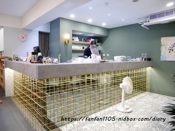 【東區美食】MB white coffee #南洋料理 #咖椰牛油燒麵包 #檳城蝦麵 #椒麻雞飯 #月亮蝦餅 #恐龍巧克力 #三色奶茶 (2).JPG