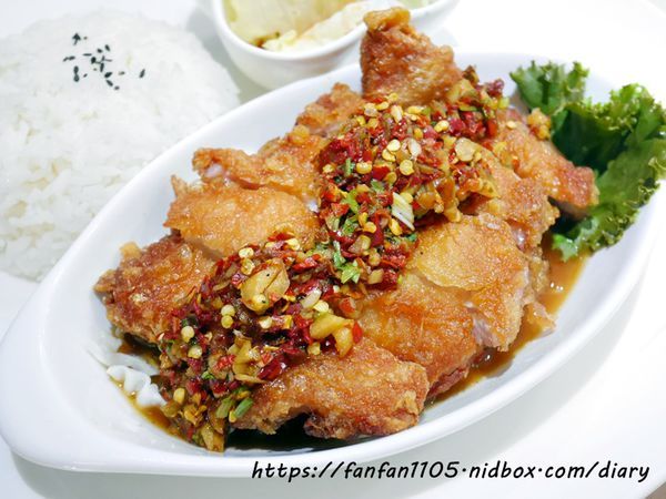 【東區美食】MB white coffee #南洋料理 #咖椰牛油燒麵包 #檳城蝦麵 #椒麻雞飯 #月亮蝦餅 #恐龍巧克力 #三色奶茶 (15).JPG