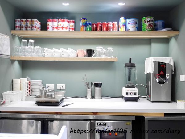 【東區美食】MB white coffee #南洋料理 #咖椰牛油燒麵包 #檳城蝦麵 #椒麻雞飯 #月亮蝦餅 #恐龍巧克力 #三色奶茶 (29).JPG