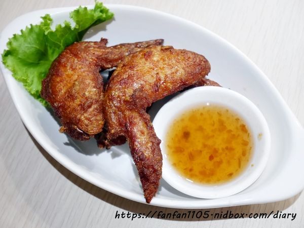 【東區美食】MB white coffee #南洋料理 #咖椰牛油燒麵包 #檳城蝦麵 #椒麻雞飯 #月亮蝦餅 #恐龍巧克力 #三色奶茶 (11).JPG