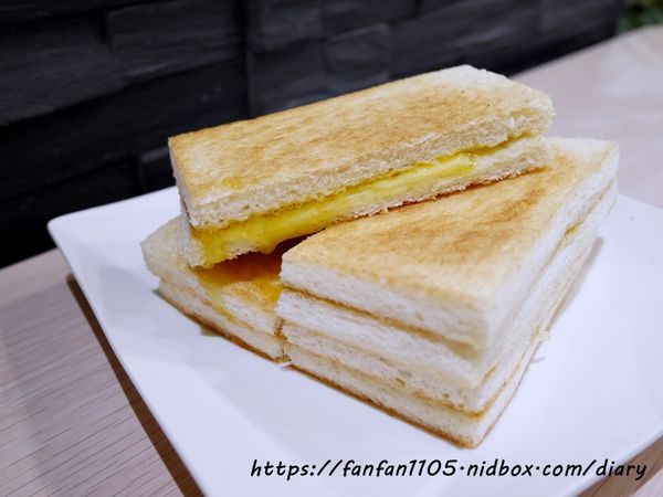 【東區美食】MB white coffee #南洋料理 #咖椰牛油燒麵包 #檳城蝦麵 #椒麻雞飯 #月亮蝦餅 #恐龍巧克力 #三色奶茶 (6).JPG