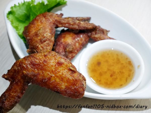 【東區美食】MB white coffee #南洋料理 #咖椰牛油燒麵包 #檳城蝦麵 #椒麻雞飯 #月亮蝦餅 #恐龍巧克力 #三色奶茶 (12).JPG