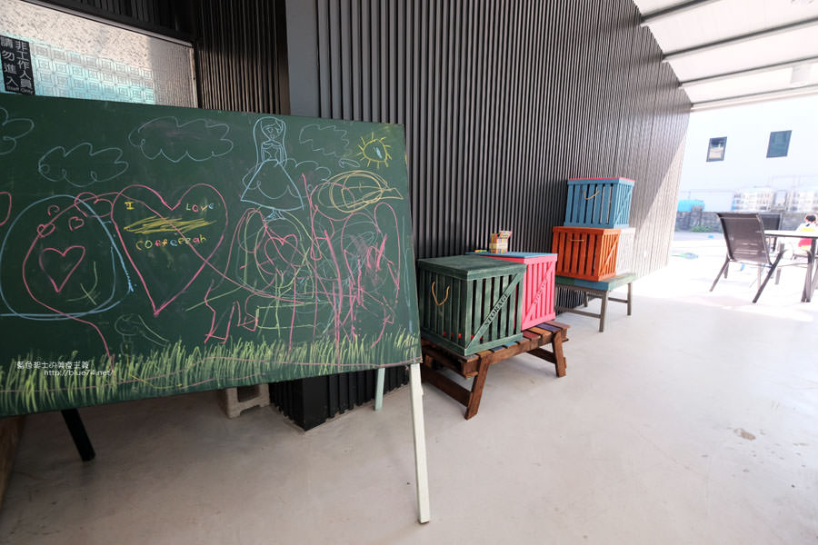 台中南屯│力芽咖啡Coffeeeah-南屯隱藏大大的親子空間.貓頭鷹元素無所不在 - 藍色起士的美食主義