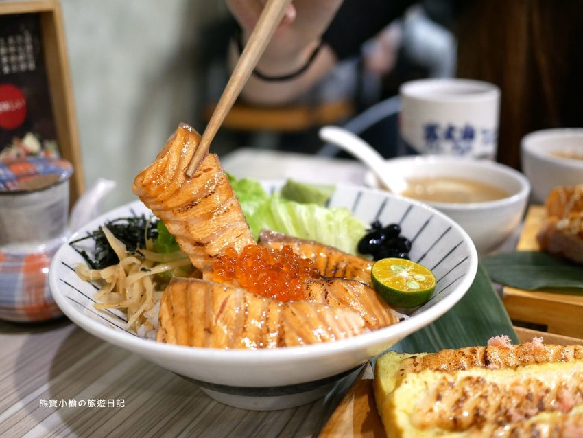 【台中美食】拾飯日本料理,逢甲必吃平價丼飯,味噌湯可免費續湯,還有超可愛日式炭烤糰子!內文附詳細菜單介紹。 @熊寶小榆の旅遊日記 【台中美食】拾飯日本料理,逢甲必吃平價丼飯,味噌湯可免費續湯,還有超可愛日式炭烤糰子!內文附詳細菜單介紹。 @熊寶小榆の旅遊日記