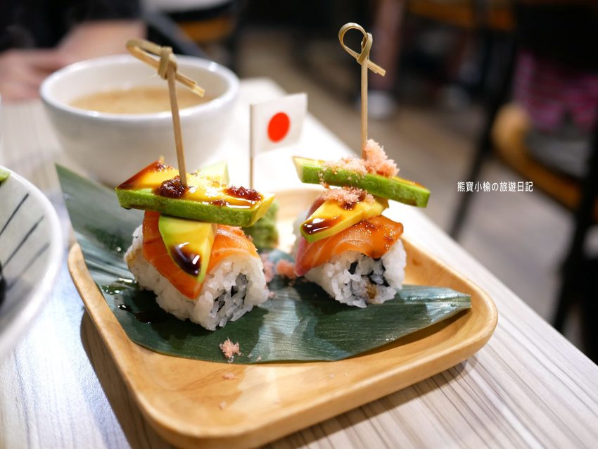 【台中美食】拾飯日本料理,逢甲必吃平價丼飯,味噌湯可免費續湯,還有超可愛日式炭烤糰子!內文附詳細菜單介紹。 @熊寶小榆の旅遊日記 【台中美食】拾飯日本料理,逢甲必吃平價丼飯,味噌湯可免費續湯,還有超可愛日式炭烤糰子!內文附詳細菜單介紹。 @熊寶小榆の旅遊日記