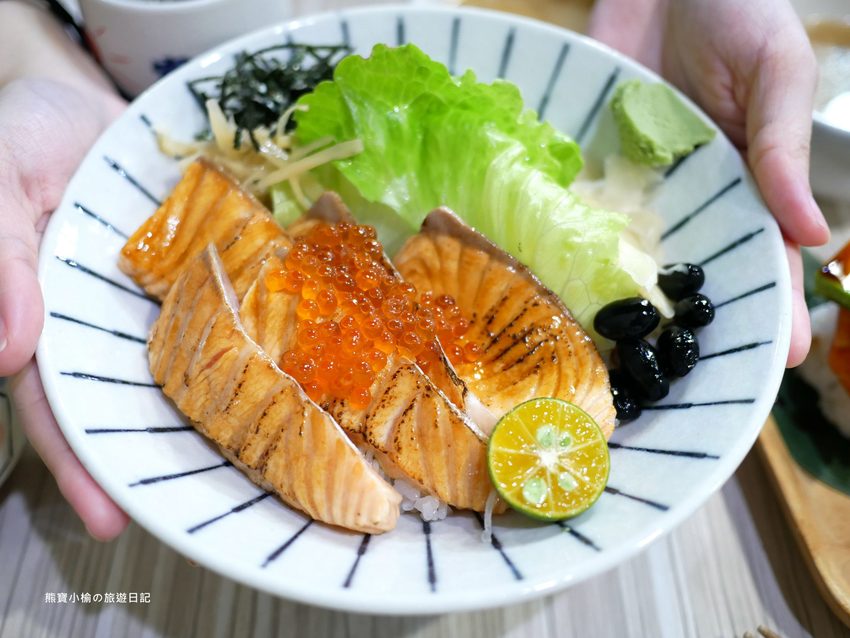 【台中美食】拾飯日本料理,逢甲必吃平價丼飯,味噌湯可免費續湯,還有超可愛日式炭烤糰子!內文附詳細菜單介紹。 @熊寶小榆の旅遊日記 【台中美食】拾飯日本料理,逢甲必吃平價丼飯,味噌湯可免費續湯,還有超可愛日式炭烤糰子!內文附詳細菜單介紹。 @熊寶小榆の旅遊日記