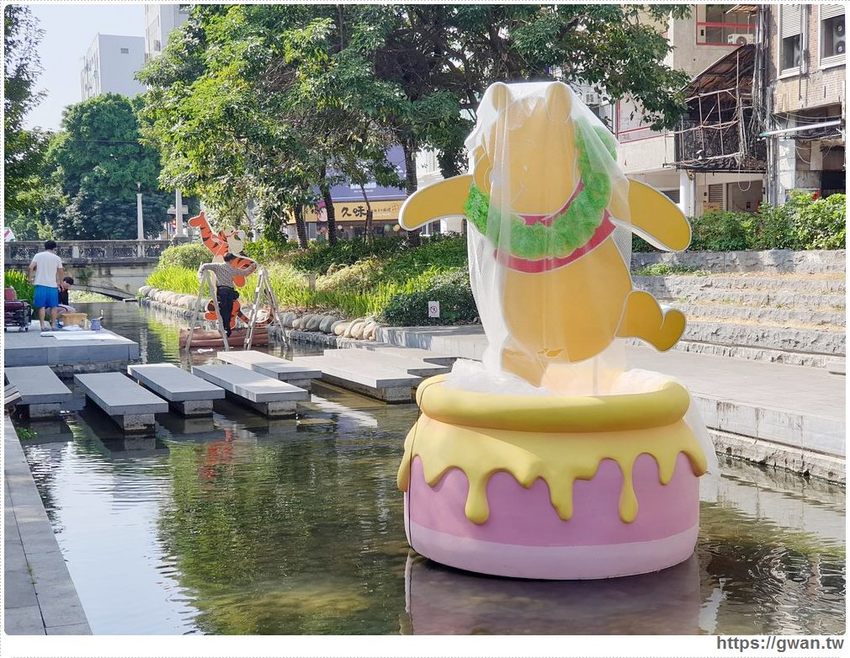 超萌迪士尼主角現身綠川水岸廊道，米奇控快出發～