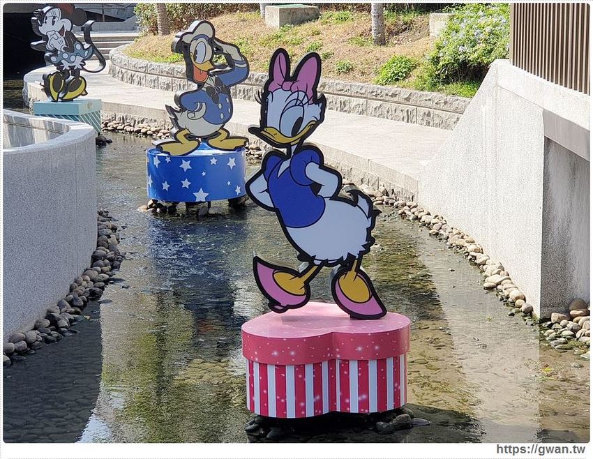 超萌迪士尼主角現身綠川水岸廊道，米奇控快出發～