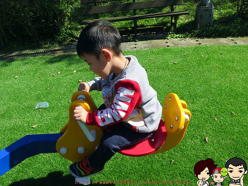 ❤[玩-內湖]石潭公園綠地。驚嚇度破表的溜滑梯。木屑鋪面盪鞦韆。磨石子溜滑梯