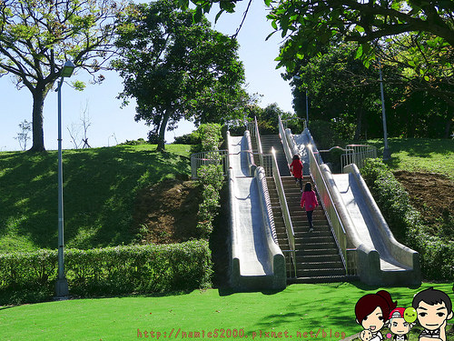 ❤[玩-內湖]石潭公園綠地。驚嚇度破表的溜滑梯。木屑鋪面盪鞦韆。磨石子溜滑梯
