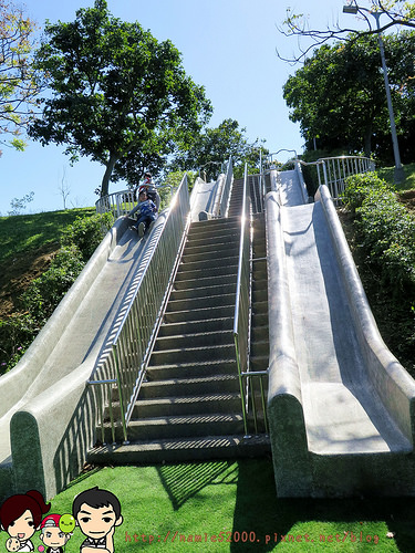 ❤[玩-內湖]石潭公園綠地。驚嚇度破表的溜滑梯。木屑鋪面盪鞦韆。磨石子溜滑梯