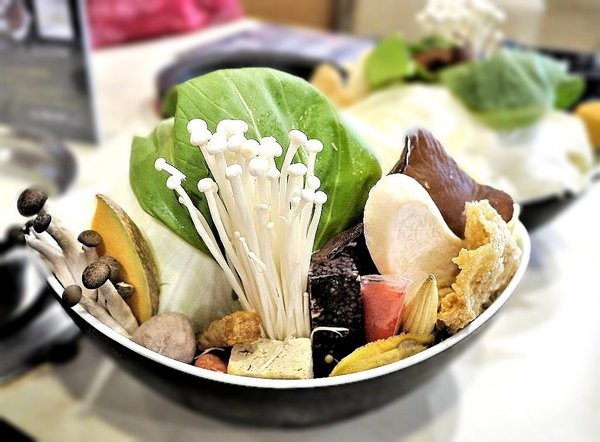 剪刀石頭布鍋物專賣店:【三重火鍋】剪刀石頭布鍋物專賣店 今天猜拳了嗎? 香濃牛奶鍋 / 打卡送海鮮&肉品.捷運三和國中