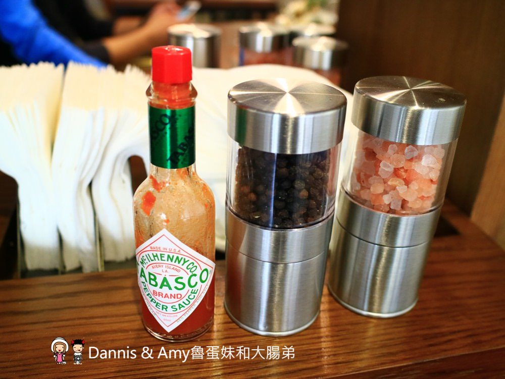 《新竹餐廳推薦》︱犀牛西式小館。有氣氛高貴不貴的美食享受。黑松露奶油野菇燉飯。碳烤牛排 ｜大遠百民富國小附近（影片）