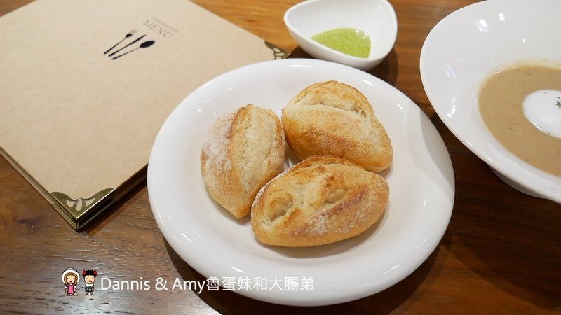 《新竹美食餐廳推薦》︱N訪還是很喜歡的犀牛西式小館。情人節約會聚餐推薦。碳烤牛排.燉飯.義大利麵 ｜民富國小棒球場旁（影片）