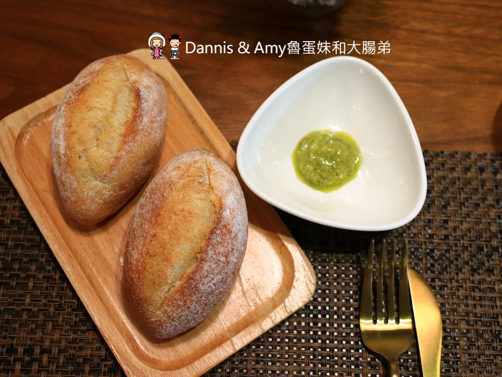 《新竹餐廳推薦》︱犀牛西式小館。有氣氛高貴不貴的美食享受。黑松露奶油野菇燉飯。碳烤牛排 ｜大遠百民富國小附近（影片）