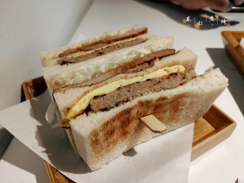 貳仁 炭烤吐司販売︱蘆洲 文青早午餐店 ︱招牌 炭烤肉蛋吐司 吃個早餐也可以很文青