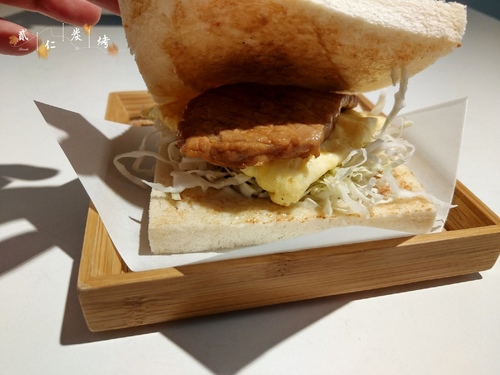 貳仁 炭烤吐司販売︱蘆洲 文青早午餐店 ︱招牌 炭烤肉蛋吐司 吃個早餐也可以很文青