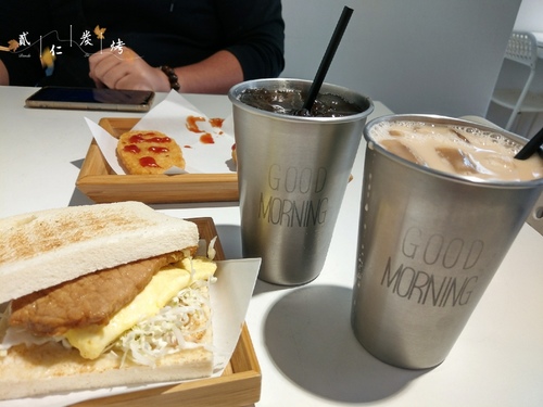 貳仁 炭烤吐司販売︱蘆洲 文青早午餐店 ︱招牌 炭烤肉蛋吐司 吃個早餐也可以很文青