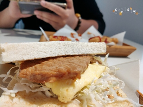 貳仁 炭烤吐司販売︱蘆洲 文青早午餐店 ︱招牌 炭烤肉蛋吐司 吃個早餐也可以很文青